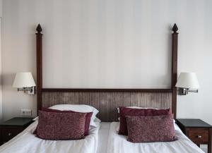 赫尔辛堡瑞典精英酒店的一间卧室配有两张带枕头和两盏灯的床。