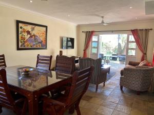 爱德华港Barbados 13, Caribbean Estate - PRIVATE POOL!!的客厅设有餐桌和椅子