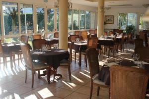 阿热莱斯加佐斯特莱斯西姆斯之家酒店的用餐室设有桌椅和窗户。