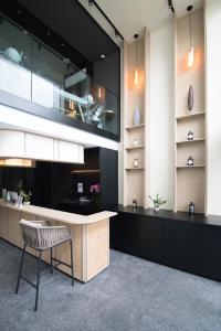 新加坡Hotel NuVe Elements的厨房配有大柜台和椅子
