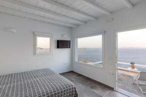 圣斯特凡诺斯Sea Wind Apartments的一间卧室配有一张床,享有海景