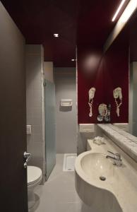 乌迪内弗瑞乌里酒店的一间带水槽和卫生间的浴室