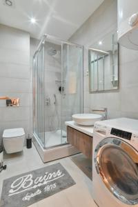 兹拉蒂博尔Apartman Ivona - Vila Peković的带淋浴和洗衣机的浴室