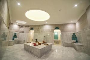 格雷梅Imperial Cave Suites & Spa的一间大浴室,内设一个大浴缸