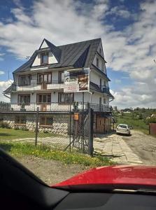 布科维纳-塔钱斯卡"U Skowronków"的黑色屋顶的大型白色房屋