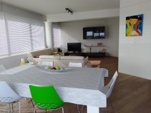 根特Scheldepunt的客厅配有桌子和绿色椅子