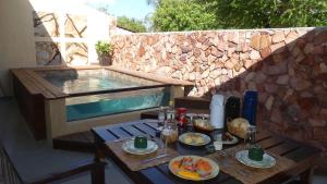 杰里科科拉雷富吉旅馆的一张桌子,上面有食物,还有游泳池