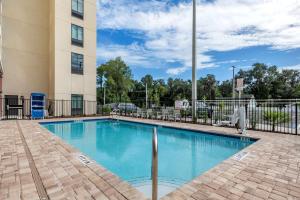 盖恩斯维尔Comfort Suites Gainesville Near University的大楼前的游泳池