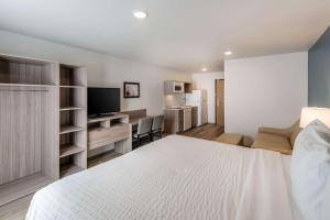 WoodSpring Suites Tri-Cities Richland客房内的一张或多张床位