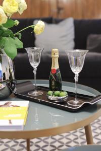 San Giuseppe VesuvianoRaphaëlle Relais的托盘,桌子上放有一瓶香槟和玻璃杯