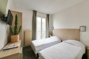 巴黎Louisa Hotel Paris的酒店客房带两张床和仙人掌