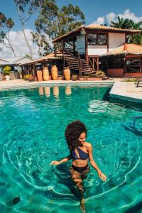 塞古罗港索拉杜伊姆佩拉多酒店 的游泳池里的女人