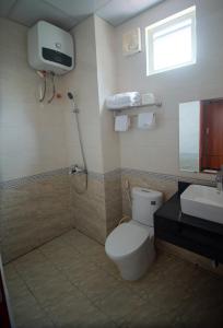 河江LUXURY HOSTEL的浴室配有卫生间、盥洗盆和淋浴。