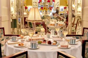 伦敦梅宝尼克拉里奇酒店的餐桌,带食物盘和酒杯