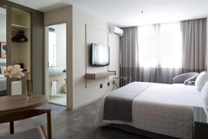 里约热内卢莱布隆丽思酒店的一间酒店客房,配有一张床和一台电视