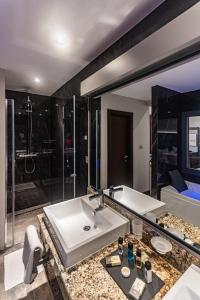 普里什蒂纳普里什蒂纳酒店的一间带水槽和大镜子的浴室