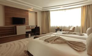 卡萨布兰卡安法宫酒店的酒店客房设有两张床和电视。