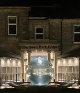 柯科迪迪恩公园酒店的大楼前的一个大型银球