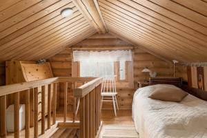 AlapitkäAinola Cottage的小木屋内一间卧室,配有一张床