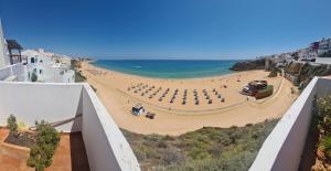 阿尔布费拉Albufeira Beach Cliffs House的从大楼的阳台上可欣赏到海滩景色