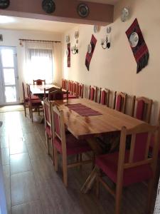 Sebeşu de SusCasa Ardeleneasca的一间带木桌和椅子的用餐室
