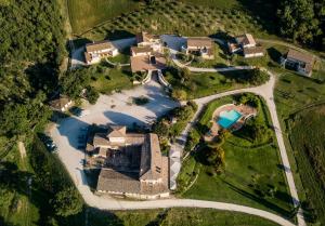 斯波莱托Valle Rosa的享有带游泳池的房屋的空中景致