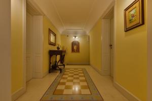 泰拉西尼卡萨曼泽拉酒店的房屋内带棋盘地板的走廊