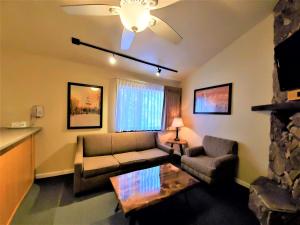 大熊湖雪湖旅舍的客厅配有沙发和桌子
