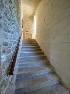 奥尔沃德拉卡尔尼森城堡酒店的石墙建筑中的楼梯