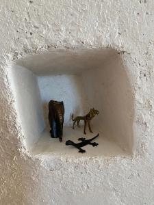 奥尔沃德拉卡尔尼森城堡酒店的隧道中狗和猫的形象