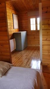 桑提亚纳德玛Casa Azul的小木屋内一间卧室,配有一张床