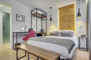 巴黎美妙停留酒店的一间卧室配有一张大床和一张书桌