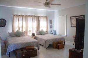 迈阿密Spacious and Comfy Suite near MIA - 6G的一间卧室设有两张床和窗户。