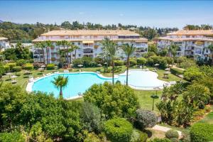 马贝拉Precioso Apartamento Puerto Banus Marbella的享有带游泳池的度假村的空中景致