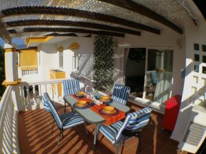 马贝拉Precioso Apartamento Puerto Banus Marbella的房屋阳台的桌椅