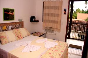 马拉戈日Camping e Chalés Beira Mar的一间卧室配有一张床,上面有两条毛巾