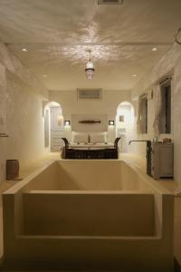 南城Riad Lamp的配有床的房间的白色大浴缸