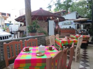 ComalaHotel Posada Comala的露台上一张桌子,上面有五颜六色的桌布