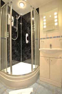 西卢港老桥楼旅馆的带淋浴和盥洗盆的浴室