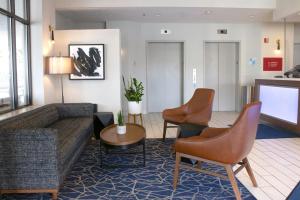 剑桥波士顿 - 剑桥智选假日酒店及套房的客厅配有沙发和椅子