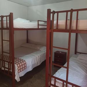 佩达西镇La Casa de Thurys的小型客房配有2张双层床和1张床
