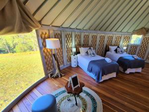 PomonaNoosa Eco Retreat的一间帐篷内带两张床的卧室