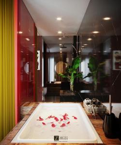 下龙湾Zen Hotel Hạ Long的一间房间,桌子上摆放着花瓣