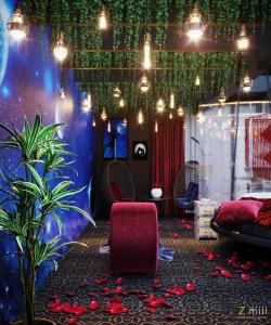 下龙湾Zen Hotel Hạ Long的一间设有床和盆栽及灯的房间