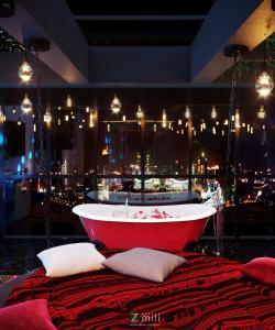 下龙湾Zen Hotel Hạ Long的床上的红色浴缸