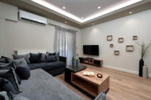 Ágios RókkosAria apartment in the heart of Corfu city的带沙发和电视的客厅
