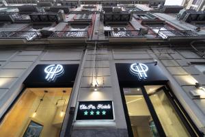 那不勒斯HG Boutique Toledo, Napoli Centro, by ClaPa Group的建筑的侧面有标志