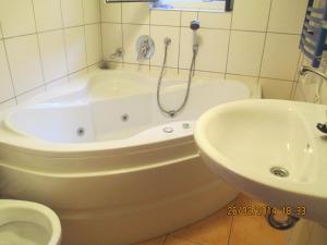 Waldesch祖格边姆民宿的带浴缸、盥洗盆和卫生间的浴室