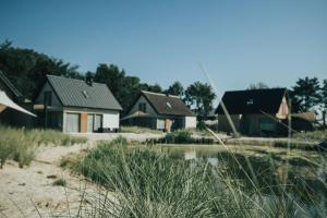 奥德多普Ridderstee Ouddorp Duin的海滩上一排草屋