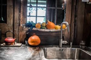 兰茨科罗纳Mała Kuźnia的厨房水槽,窗户上放着一碗水果
